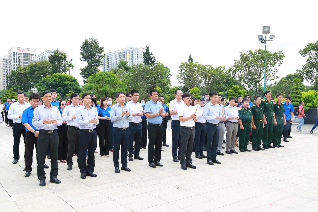 Gas Shipping tham dự buổi dâng hương tại Nghĩa trang Liệt sĩ Thành phố Hồ Chí Minh do Tổng Công ty PVTrans tổ chức